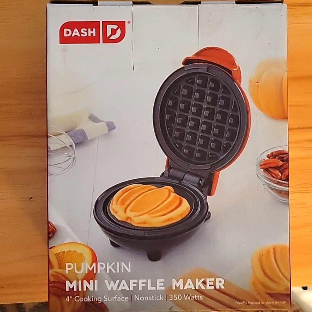 DASH Pumpkin Mini Waffle Maker